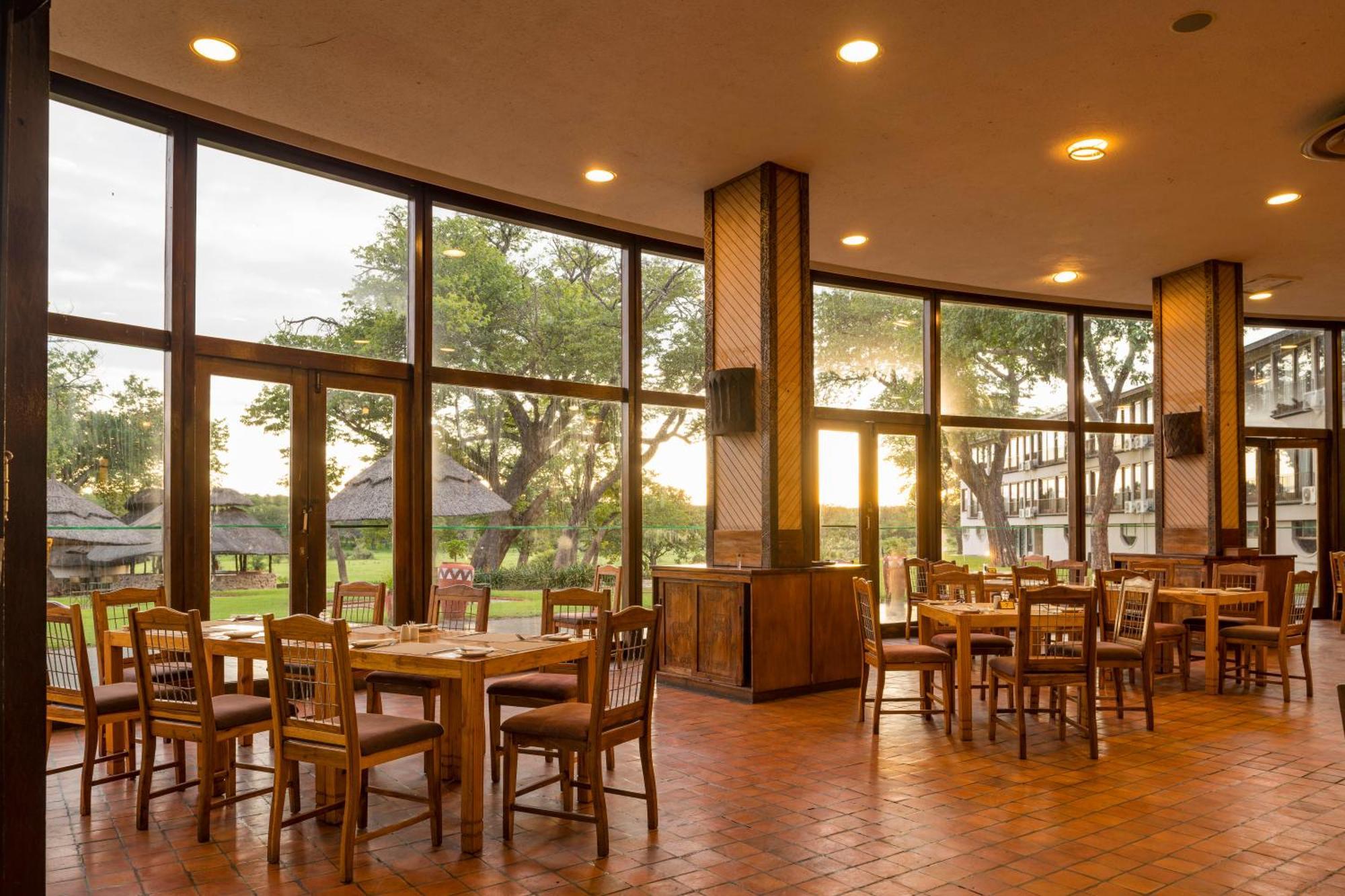 Hwange Safari Lodge Dete Esterno foto